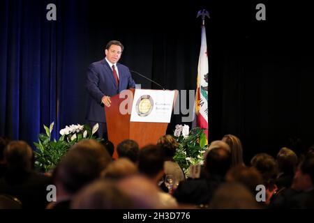 Huntington Beach, Californie, États-Unis.27 octobre 2021.Samedi 23 octobre 2021, Huntington Beach, Californie,États-Unis : Florida Govenor Ron DeSantis est le récipiendaire du prix Claremont Institute Statesamanship 2021.Des centaines de donateurs conservateurs ont assisté à ce gala.(Image de crédit : © Ron Lyon/ZUMA Press Wire) Banque D'Images