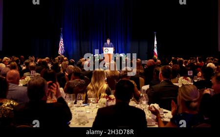 Huntington Beach, Californie, États-Unis.27 octobre 2021.Samedi 23 octobre 2021, Huntington Beach, Californie,États-Unis : Florida Govenor Ron DeSantis est le récipiendaire du prix Claremont Institute Statesamanship 2021.Des centaines de donateurs conservateurs ont assisté à ce gala.(Image de crédit : © Ron Lyon/ZUMA Press Wire) Banque D'Images