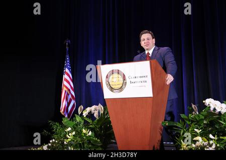 Huntington Beach, Californie, États-Unis.27 octobre 2021.Samedi 23 octobre 2021, Huntington Beach, Californie,États-Unis : Florida Govenor Ron DeSantis est le récipiendaire du prix Claremont Institute Statesamanship 2021.Des centaines de donateurs conservateurs ont assisté à ce gala.(Image de crédit : © Ron Lyon/ZUMA Press Wire) Banque D'Images