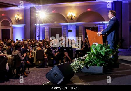 Huntington Beach, Californie, États-Unis.27 octobre 2021.Samedi 23 octobre 2021, Huntington Beach, Californie,États-Unis : Florida Govenor Ron DeSantis est le récipiendaire du prix Claremont Institute Statesamanship 2021.Des centaines de donateurs conservateurs ont assisté à ce gala.(Image de crédit : © Ron Lyon/ZUMA Press Wire) Banque D'Images