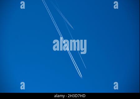 Vue à angle bas des pistes d'avion contre un ciel bleu clair Banque D'Images