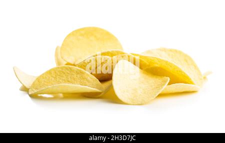 Croustilles croquantes.Chips de pommes de terre isolées sur fond blanc. Banque D'Images