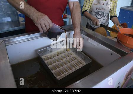 Guillermo Barragan, propriétaire du magasin de crème glacée Maya, lors de l'élaboration de glaces d'eau, faites avec une base de jour du pain mort et de la citrouille dans le cadre des célébrations du jour des morts.Guillermo Barragan, commencer la production de glace d'eau exotique au début du mois, en faisant un mélange de divers ingrédients tels que la cannelle, le café, la vanille et le jus d'orange pour la production de jour des morceaux de pain morts.Le 27 octobre 2021 à Mexico, Mexique.(Photo d'Aidee Martinez/Eyepix Group) Banque D'Images