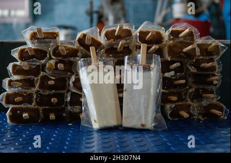 Guillermo Barragan, propriétaire du magasin de crème glacée Maya, lors de l'élaboration de glaces d'eau, faites avec une base de jour du pain mort et de la citrouille dans le cadre des célébrations du jour des morts.Guillermo Barragan, commencer la production de glace d'eau exotique au début du mois, en faisant un mélange de divers ingrédients tels que la cannelle, le café, la vanille et le jus d'orange pour la production de jour des morceaux de pain morts.Le 27 octobre 2021 à Mexico, Mexique.(Photo d'Aidee Martinez/Eyepix Group) Banque D'Images