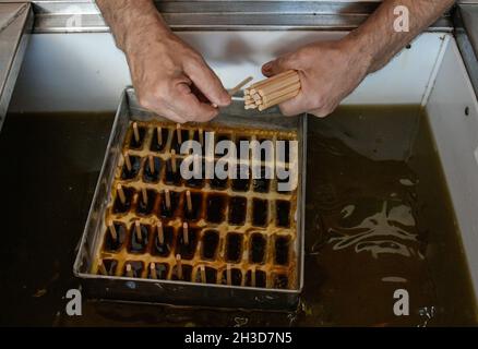 Guillermo Barragan, propriétaire du magasin de crème glacée Maya, lors de l'élaboration de glaces d'eau, faites avec une base de jour du pain mort et de la citrouille dans le cadre des célébrations du jour des morts.Guillermo Barragan, commencer la production de glace d'eau exotique au début du mois, en faisant un mélange de divers ingrédients tels que la cannelle, le café, la vanille et le jus d'orange pour la production de jour des morceaux de pain morts.Le 27 octobre 2021 à Mexico, Mexique.(Photo d'Aidee Martinez/Eyepix Group) Banque D'Images