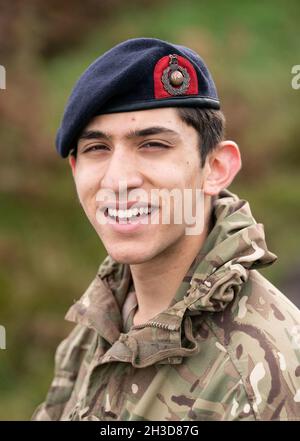 Salahudeen Hussain, 16 ans, à Burbage Brook, dans le Peak District, près de Sheffield.Le cadet adolescent intrépide des Royal Marines se prépare à être installé en tant que cadet du lieutenant du Seigneur, un rôle qui l'impliquera en accompagnement du représentant de la Reine dans le Yorkshire du Sud, y compris lors des cérémonies marquant le jour du souvenir dans sa ville natale de Sheffield.Date de la photo: Mardi 26 octobre 2021. Banque D'Images