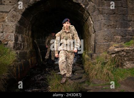 Salahudeen Hussain, 16 ans, à Burbage Brook, dans le Peak District, près de Sheffield.Le cadet adolescent intrépide des Royal Marines se prépare à être installé en tant que cadet du lieutenant du Seigneur, un rôle qui l'impliquera en accompagnement du représentant de la Reine dans le Yorkshire du Sud, y compris lors des cérémonies marquant le jour du souvenir dans sa ville natale de Sheffield.Date de la photo: Mardi 26 octobre 2021. Banque D'Images