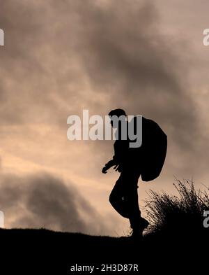 Salahudeen Hussain, 16 ans, à Burbage Brook, dans le Peak District, près de Sheffield.Le cadet adolescent intrépide des Royal Marines se prépare à être installé en tant que cadet du lieutenant du Seigneur, un rôle qui l'impliquera en accompagnement du représentant de la Reine dans le Yorkshire du Sud, y compris lors des cérémonies marquant le jour du souvenir dans sa ville natale de Sheffield.Date de la photo: Mardi 26 octobre 2021. Banque D'Images