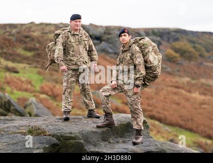 Le Sgt John Daley (à gauche), commandant du détachement des cadets de Sheffield Royal Marines, avec Salahudeen Hussain, âgée de 16 ans, à Burbage Brook, dans le Peak District, près de Sheffield.Le cadet adolescent intrépide des Royal Marines se prépare à être installé en tant que cadet du lieutenant du Seigneur, un rôle qui l'impliquera en accompagnement du représentant de la Reine dans le Yorkshire du Sud, y compris lors des cérémonies marquant le jour du souvenir dans sa ville natale de Sheffield.Date de la photo: Mardi 26 octobre 2021. Banque D'Images