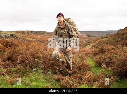 Salahudeen Hussain, 16 ans, à Burbage Brook, dans le Peak District, près de Sheffield.Le cadet adolescent intrépide des Royal Marines se prépare à être installé en tant que cadet du lieutenant du Seigneur, un rôle qui l'impliquera en accompagnement du représentant de la Reine dans le Yorkshire du Sud, y compris lors des cérémonies marquant le jour du souvenir dans sa ville natale de Sheffield.Date de la photo: Mardi 26 octobre 2021. Banque D'Images