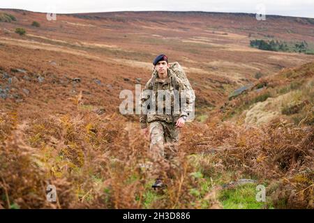 Salahudeen Hussain, 16 ans, à Burbage Brook, dans le Peak District, près de Sheffield.Le cadet adolescent intrépide des Royal Marines se prépare à être installé en tant que cadet du lieutenant du Seigneur, un rôle qui l'impliquera en accompagnement du représentant de la Reine dans le Yorkshire du Sud, y compris lors des cérémonies marquant le jour du souvenir dans sa ville natale de Sheffield.Date de la photo: Mardi 26 octobre 2021. Banque D'Images