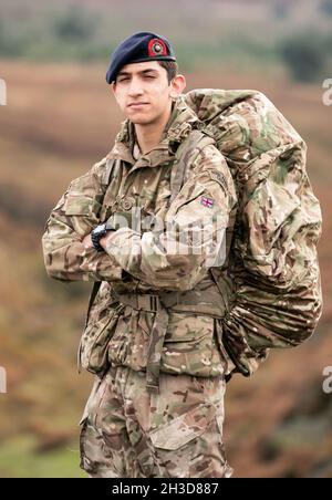 Salahudeen Hussain, 16 ans, à Burbage Brook, dans le Peak District, près de Sheffield.Le cadet adolescent intrépide des Royal Marines se prépare à être installé en tant que cadet du lieutenant du Seigneur, un rôle qui l'impliquera en accompagnement du représentant de la Reine dans le Yorkshire du Sud, y compris lors des cérémonies marquant le jour du souvenir dans sa ville natale de Sheffield.Date de la photo: Mardi 26 octobre 2021. Banque D'Images