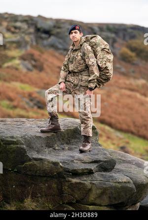 Salahudeen Hussain, 16 ans, à Burbage Brook, dans le Peak District, près de Sheffield.Le cadet adolescent intrépide des Royal Marines se prépare à être installé en tant que cadet du lieutenant du Seigneur, un rôle qui l'impliquera en accompagnement du représentant de la Reine dans le Yorkshire du Sud, y compris lors des cérémonies marquant le jour du souvenir dans sa ville natale de Sheffield.Date de la photo: Mardi 26 octobre 2021. Banque D'Images