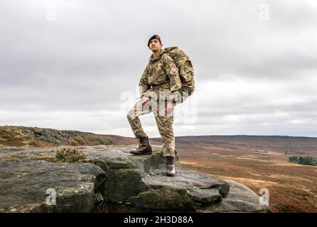 Salahudeen Hussain, 16 ans, à Burbage Brook, dans le Peak District, près de Sheffield.Le cadet adolescent intrépide des Royal Marines se prépare à être installé en tant que cadet du lieutenant du Seigneur, un rôle qui l'impliquera en accompagnement du représentant de la Reine dans le Yorkshire du Sud, y compris lors des cérémonies marquant le jour du souvenir dans sa ville natale de Sheffield.Date de la photo: Mardi 26 octobre 2021. Banque D'Images