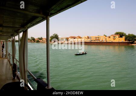 SÉNÉGAL.RÉGION DE SAINT LOUIS.PODOR, ANCIEN COMPTOIR PENDANT LA COLONISATION FRANÇAISE.AUJOURD'HUI, L'ENTREPRISE N'EST PLUS SUR LA RIVIÈRE ET SES RIVES DE PIERRE, E Banque D'Images