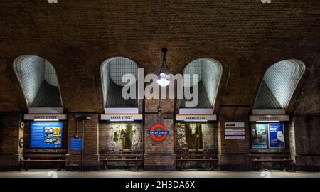 Plate-forme de la station de métro historique Baker Street, Londres Angleterre Royaume-Uni Banque D'Images