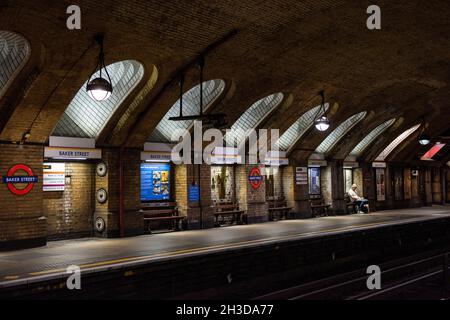 Plate-forme de la station de métro historique Baker Street, Londres Angleterre Royaume-Uni Banque D'Images