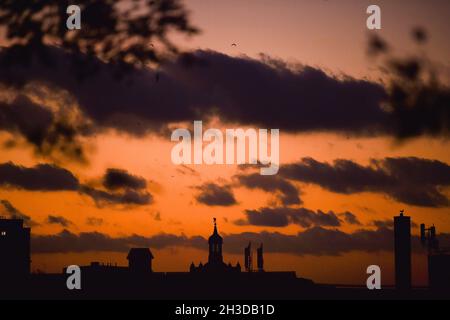 Brighton Royaume-Uni 28 octobre 2021 - le soleil se lève sur le clocher de Brighton College ce matin tandis que certaines parties de la Grande-Bretagne du Nord subissent des pluies torrentielles et des inondations : Credit Simon Dack / Alay Live News Banque D'Images