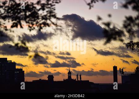 Brighton Royaume-Uni 28 octobre 2021 - le soleil se lève sur le clocher de Brighton College ce matin tandis que certaines parties de la Grande-Bretagne du Nord subissent des pluies torrentielles et des inondations : Credit Simon Dack / Alay Live News Banque D'Images