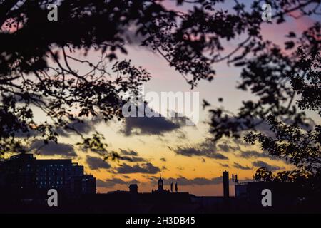 Brighton Royaume-Uni 28 octobre 2021 - le soleil se lève sur le clocher de Brighton College ce matin tandis que certaines parties de la Grande-Bretagne du Nord subissent des pluies torrentielles et des inondations : Credit Simon Dack / Alay Live News Banque D'Images