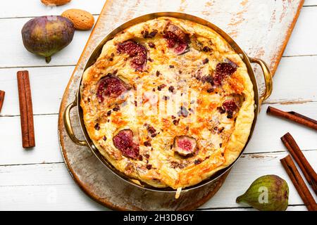 Omelette grecque ou omelette aux figues et aux amandes. Banque D'Images