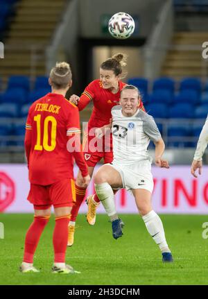 Cardiff, Royaume-Uni.26 octobre 2021.Hayley Ladd (C) du pays de Galles et Emma Treiberg (R) de l'Estonie en action lors du match de qualification de la coupe du monde des femmes de la FIFA entre le pays de Galles et l'Estonie au stade de Cardiff City.(final Score; pays de Galles 4:0 Estonie) Credit: SOPA Images Limited/Alay Live News Banque D'Images