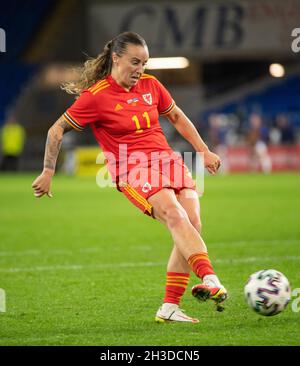 Cardiff, Royaume-Uni.26 octobre 2021.Natasha Harding (n°11) du pays de Galles en action lors du match de qualification de la coupe du monde des femmes de la FIFA entre le pays de Galles et l'Estonie au stade de Cardiff City.(final Score; pays de Galles 4:0 Estonie) Credit: SOPA Images Limited/Alay Live News Banque D'Images