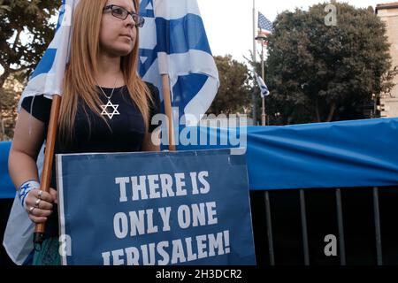 Les Israéliens de droite participent à un rassemblement à l'extérieur du consulat des États-Unis à Jérusalem-Ouest contre le projet de l'administration Biden de rouvrir une mission diplomatique américaine pour les Palestiniens à Jérusalem-est le 27 octobre 2021 à Jérusalem, Israël.Le consulat, qui a servi les Palestiniens de Cisjordanie, de Jérusalem-est et de la bande de Gaza, a été fermé par l'ancien président américain Donald Trump en 2019 Banque D'Images