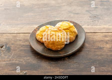 Délicieux trio de biscuits au citron avec du sucre en verre sur une table en bois d'époque Banque D'Images
