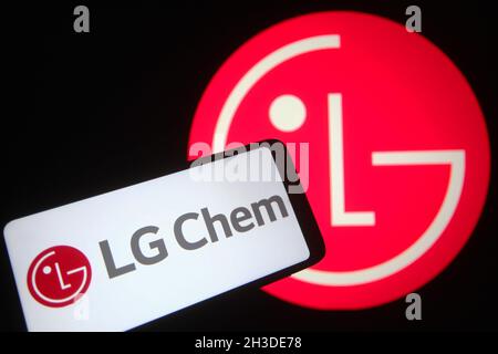 Ukraine.28 octobre 2021.Dans cette illustration, le logo LG Chem Ltd. Est affiché sur un téléphone intelligent et en arrière-plan.Crédit : SOPA Images Limited/Alamy Live News Banque D'Images