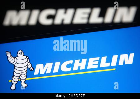 Ukraine.28 octobre 2021.Sur cette photo, le logo Michelin apparaît sur un smartphone et en arrière-plan.Crédit : SOPA Images Limited/Alamy Live News Banque D'Images