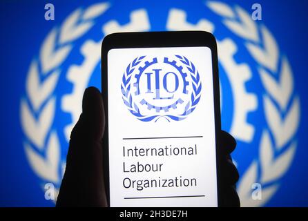 Ukraine.28 octobre 2021.Sur cette photo, le logo de l'Organisation internationale du travail (OIT) apparaît sur un smartphone.Crédit : SOPA Images Limited/Alamy Live News Banque D'Images