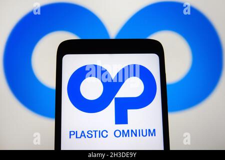 Ukraine.28 octobre 2021.Sur cette photo, le logo Plastic Omnium sa est affiché sur un smartphone et en arrière-plan.Crédit : SOPA Images Limited/Alamy Live News Banque D'Images