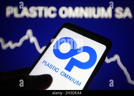 Ukraine.28 octobre 2021.Sur cette photo, le logo Plastic Omnium sa est affiché sur un smartphone et en arrière-plan.Crédit : SOPA Images Limited/Alamy Live News Banque D'Images