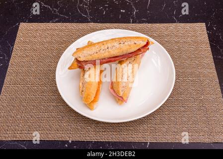 petits sandwiches, picolos, de saveurs diverses.Saumon norvégien, jambon et fromage et jambon ibérique Banque D'Images