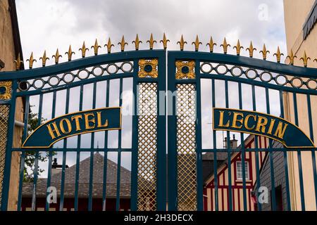 Honfleur, France - 4 août 2021 : porte d'entrée avec le signe de l'hôtel Ecrin à Honfleur, Normandie, France Banque D'Images