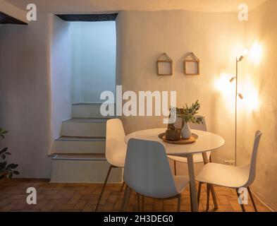 Détail de la salle de séjour moderne d'une maison de montagne avec une table, quatre chaises design.Personne à l'intérieur Banque D'Images