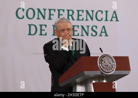 Non exclusif: MEXICO, MEXIQUE - 27 OCTOBRE 2021: Le président mexicain Andres Manuel Lopez Obrador, répond aux questions des médias au cours de son quotidien Banque D'Images