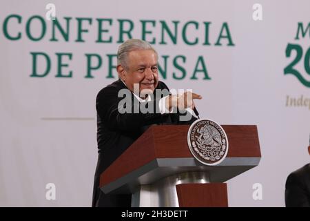 Non exclusif: MEXICO, MEXIQUE - 27 OCTOBRE 2021: Le président mexicain Andres Manuel Lopez Obrador, répond aux questions des médias au cours de son quotidien Banque D'Images