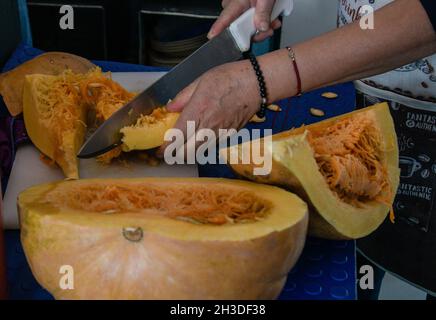 Non exclusif: MEXICO, MEXIQUE - 27 OCTOBRE 2021: Guillermo Barragan, propriétaire du magasin de glace Maya, pendant l'élaboration de glace pop Banque D'Images