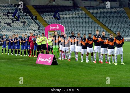 Non exclusif: ODESA, UKRAINE - 27 OCTOBRE 2021 - les joueurs du FC Shakhtar Donetsk (avant) et du FC Chornomorets Odesa (arrière) s'alignent sur le terrain avant Banque D'Images