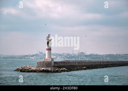 Phare à bosporus avec silhouette de la mosquée de pouf grand Hagia sophia (ayasofya) et bleu (sultanahmet) fond de mosquées Banque D'Images