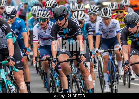 Le groupe péloton de cyclistes féminins se trouve autour de l'autoroute à péage de Rettendon lors de la course cycliste AJ Bell pour femmes, phase 4, Essex, Royaume-Uni.Pfeiffer Georgi Banque D'Images