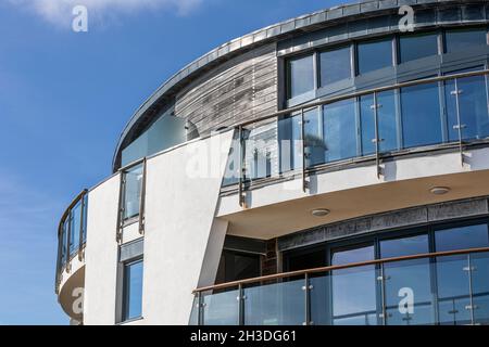Appartements modernes avec balcons en verre incurvés. Banque D'Images
