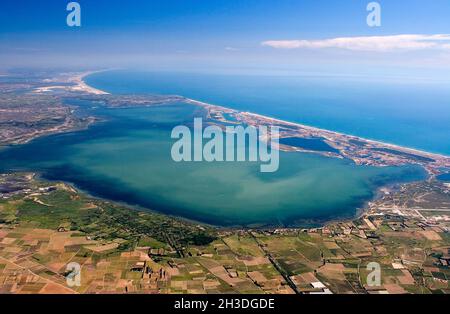 PYRÉNÉES-ORIENTALES (66) L'ÉTANG DE SALSES OU BARCARES.SUR LA DROITE LA VILLE DE BARCARES.AU BAS DE LEUCATE PUIS LE FRANQUI (VUE AÉRIENNE) Banque D'Images