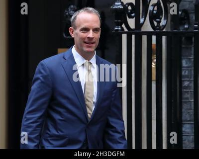 Le vice-premier ministre Dominic Raab quitte Downing Street n° 10 après une réunion du Cabinet, Westminster, Londres, Royaume-Uni Banque D'Images