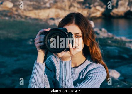 femme aux cheveux rouges photographe nature montagnes rocheuses professionnel Banque D'Images