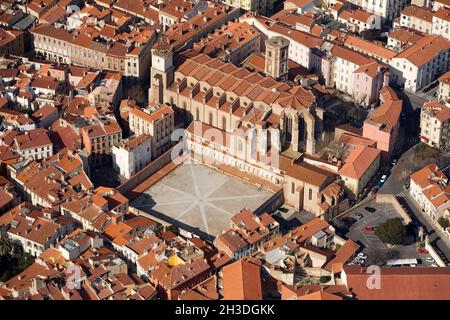 FRANCE; PYRÉNÉES-ORIENTALES (66) VUE AÉRIENNE DE PERPIGNAN. LE VIEUX CIMETIÈRE DE CAMPO SANTO ET LA CATHÉDRALE SAINT-JEAN Banque D'Images