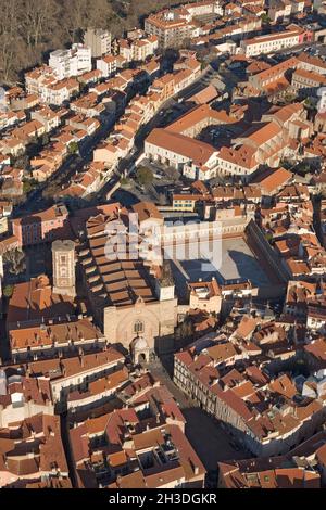 FRANCE; PYRÉNÉES-ORIENTALES (66) VUE AÉRIENNE DE PERPIGNAN.CATHÉDRALE SAINT-JEAN DU NORD-OUEST.À DROITE, LE VIEUX CIMETIÈRE DE CAMPO SANTO Banque D'Images