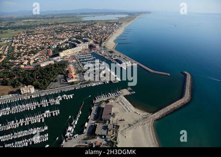 FRANCE.PYRÉNÉES-ORIENTALES (66) VUE AÉRIENNE DU PORT DE SAINT-CYPRIEN, AU SUD.L'ETANG DE CANET ET LES CORBIÈRES, EN ARRIÈRE-PLAN Banque D'Images